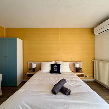 Bulle De Thau, Piscine Et Pinede