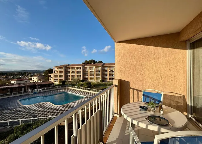 Bulle De Thau, Piscine Et Pinede