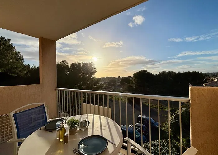 Bulle De Thau, Piscine Et Pinede *