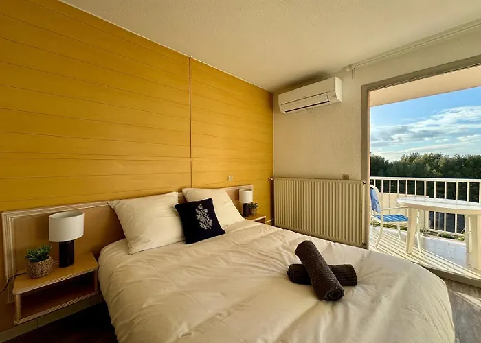 Bulle De Thau, Piscine Et Pinede *