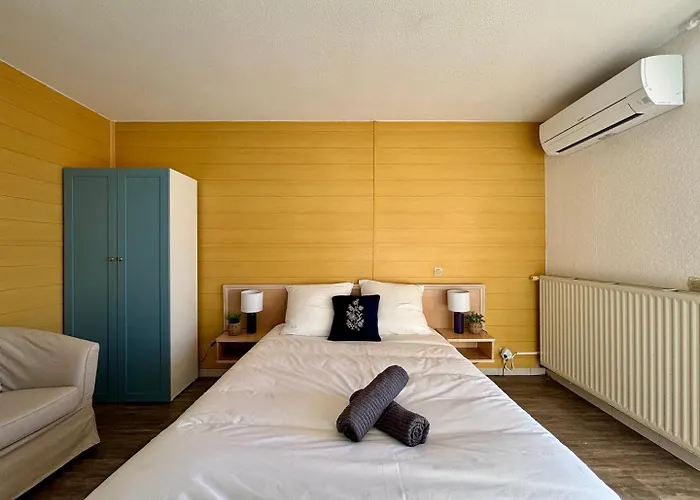 Bulle De Thau, Piscine Et Pinede