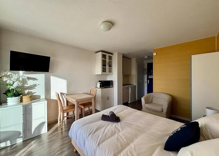 Bulle De Thau, Piscine Et Pinede بيت للعطل بالاروك ليه بان